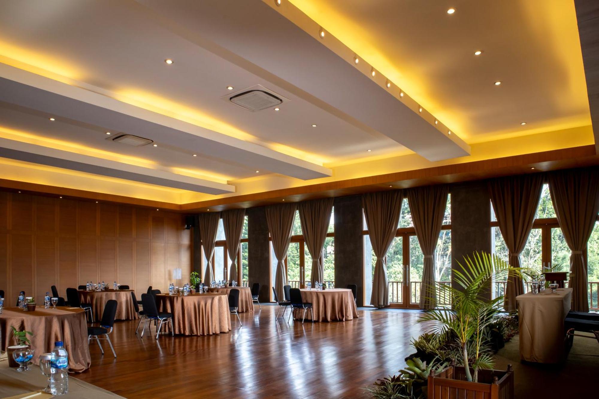 Sangria Resort And Spa Lembang Exterior foto