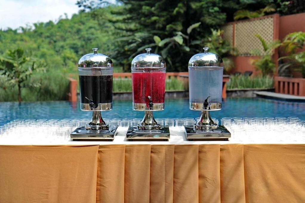 Sangria Resort And Spa Lembang Exterior foto